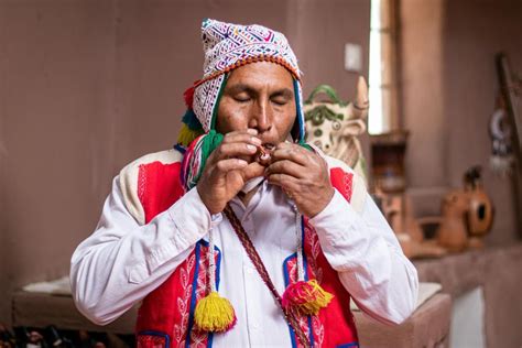  Ayre Una vibrante fusión de instrumentos tradicionales y sonidos electrónicos evoca la melancolía ancestral de los Andes